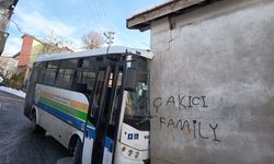 Halk otobüsü duvara çarparak durabildi...
