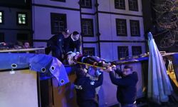 14 yaşındaki kız kendini boşluğa bıraktı....