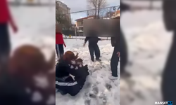 Parkta, kendilerinden küçük kızları darbettiler...