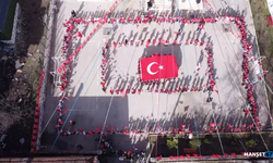 326 öğrenciden Bayrak gösterisi...