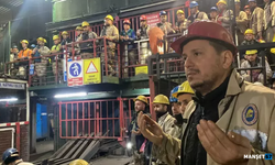 Madenciler, depremde hayatını kaybedenleri andı...