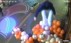 Sevgililer Günü süslemesi için asılan balonlara zarar verdi