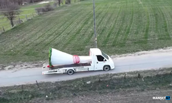 Oto kurtarıcı üzerinde dev buketle evlilik teklifi etti...