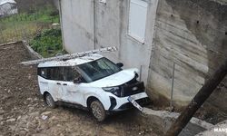 Yoldan çıkan kamyonet bahçeye uçtu…