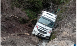 Kamyon uçuruma yuvarlandı... 1 kişi yaralandı...