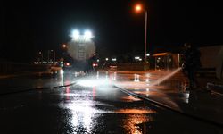 Her gece yollarda çamur temizleniyor...