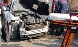 Feci kaza... İşçi servisi ile otomobil çarpıştı...