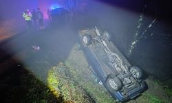 Otomobil şarampole yuvarlandı... Yaralılar var...