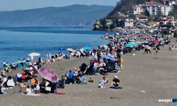 Güzel havanın tadını plajda çıkardılar...