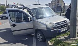 Lastiği patladı… Refüje çıkarak durabildi…