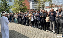 Vefat eden öğretmenler ve öğrenciler cenaze namazı kılındı..