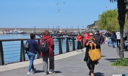 Güneşli havanın keyfini sahilde çıkardılar...