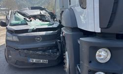 Feci kaza... Belediye aracına çarptı...