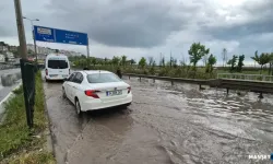 Yol göle döndü… Araçlar yolda kaldı…