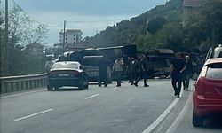Devrilen TIR yolu trafiğe kapattı...