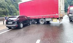 TIR’dan ayrılan dorseye çarpan otomobildeki 2 kişi yaralandı