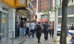 Banka şubesinde korkutan anlar... silahla ateş açtı...