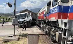 Hemzemin geçitte lokomotif ile TIR çarpıştı