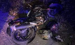 Motosiklet otomobille çarpıştı... Yaralılar var...