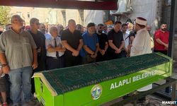 Alaplı yardım gönüllüsü Tıncay Çil'e ağlıyor...