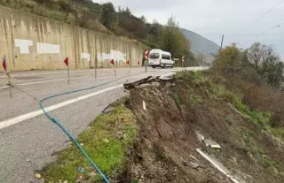 Kara yolunda heyelan... Trafik tek şeritten çift yön verildi
