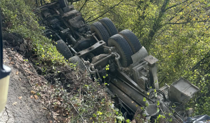 Şarampole yuvarlandı... Hastaneye kaldırıldı...