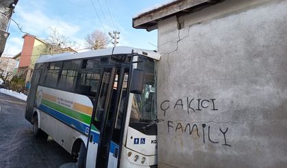 Halk otobüsü duvara çarparak durabildi...