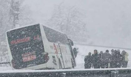 Kar yağışı kazaları beraberinde getirdi! Otobüs yoldan çıktı