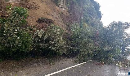 Yağmur heyelana neden oldu… Yolu kapattı…