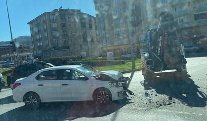 İş makinesi ile çarpıştı... 1 kişi yaralandı...