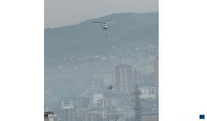Helikopteri görenler meraklı gözlerle izledi...