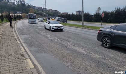 Yoldaki çukurlar sürücülere zorluk yaşatıyor...