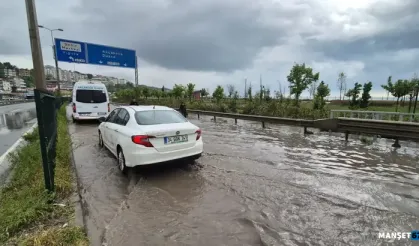 Yol göle döndü… Araçlar yolda kaldı…