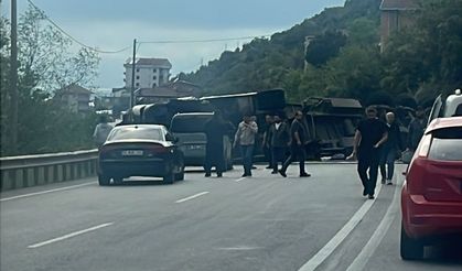 Devrilen TIR yolu trafiğe kapattı...