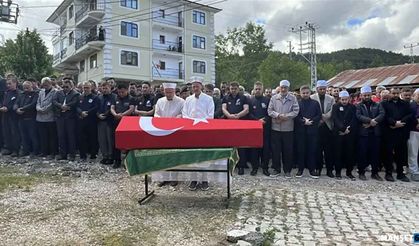 Yaşamını yitiren AFAD personelinin cenaze namazını...