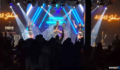 Gökhan Özen sahnede, davetliler salonda coştu…