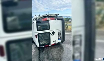 Devrilen araçta sıkışan sürücü yaralandı…