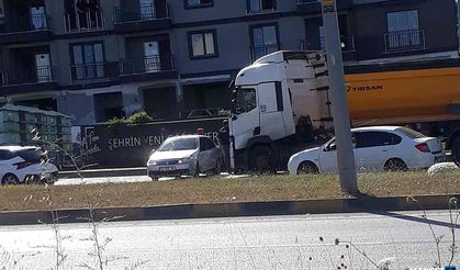 Tır otomobili sürükledi… Trafik kilitlendi…