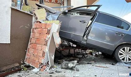 Önce otomobile sonra cami duvarına… Yaralılar var…