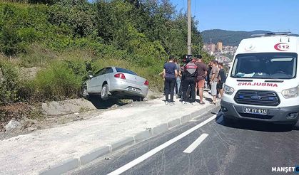 El frenini unuttu… Otomobil kaldırımda durdu…