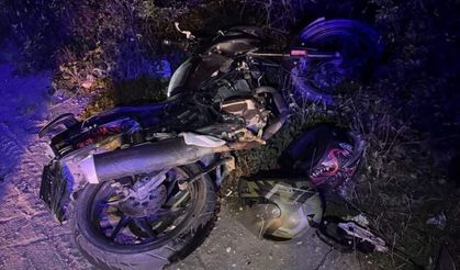 Motosiklet otomobille çarpıştı... Yaralılar var...