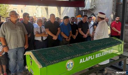 Alaplı yardım gönüllüsü Tıncay Çil'e ağlıyor...