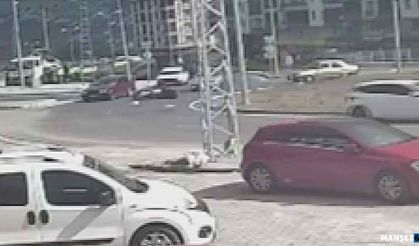 Kavşakta çarpıştı… O anlar kameraya yansıdı…