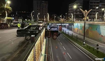 Köprü korkuluklarına çarpan otomobil askıda kaldı…