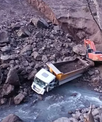 Heyelan altında kaldılar... 1 kişi yaralandı...