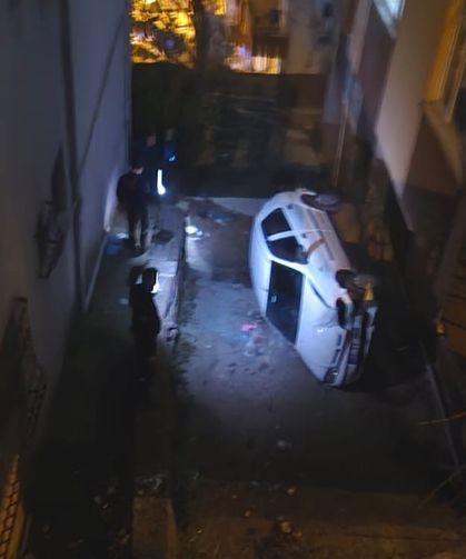 El frenini çekmeyi unuttu... Arabası boşluğa düştü...