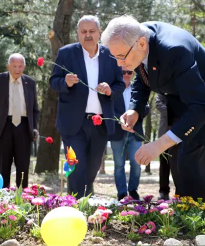 Otel yangınında ölen çocuklar mezarları başında anıldı...