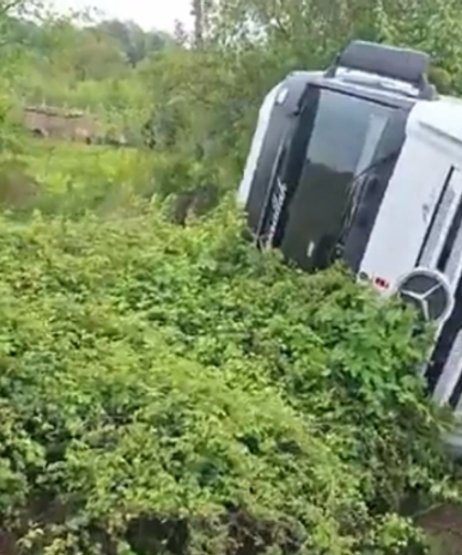Kontrolden çıkan TIR yola devrildi...