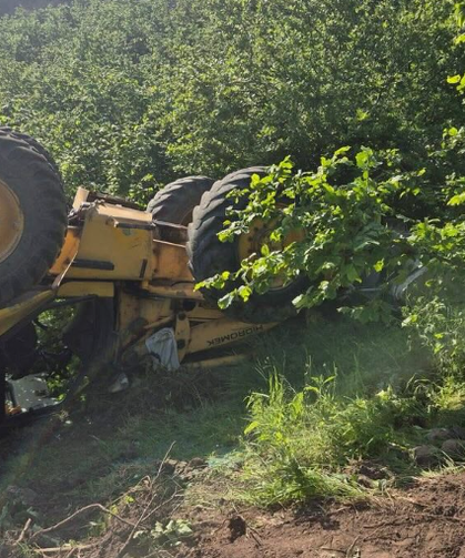 İş makinesi şarampole uçtu... Operatör atlayarak kurtuldu