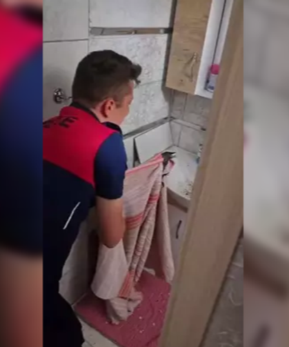 Banyoda mahsur kalan karga kurtarıldı...